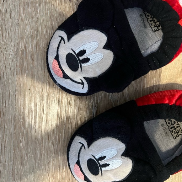 Mickey Mouse slippers!! Toddler boy size 9-10 - Picture 2 of 4